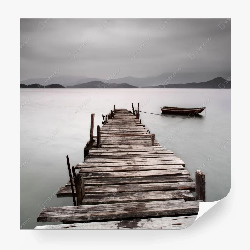 Papier peint jetée solitaire au bord du lac brumeux – Wallnifity®