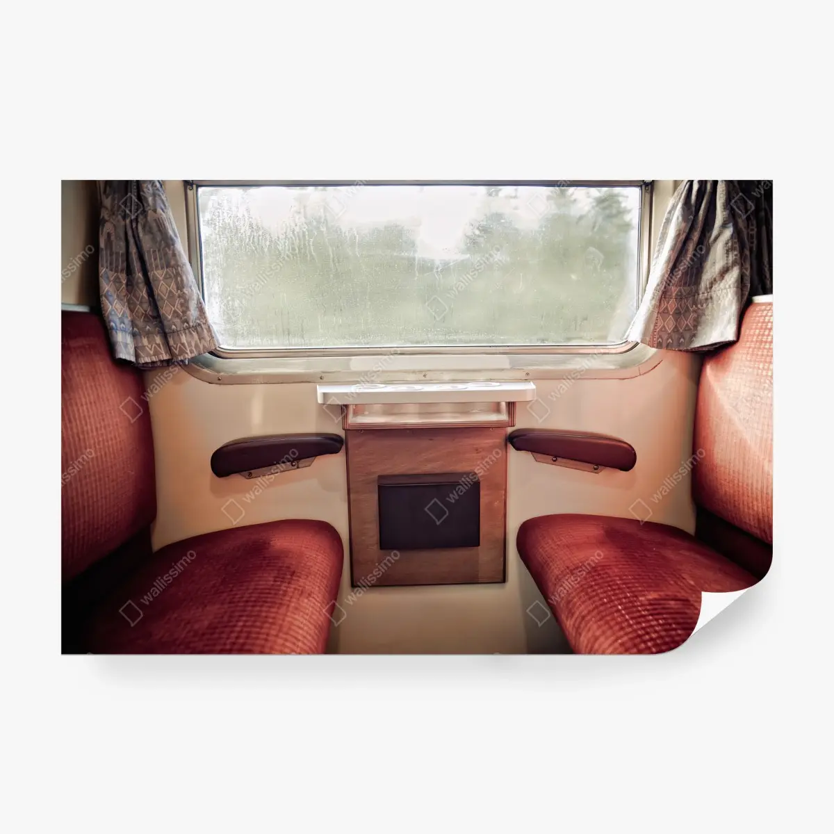 Papier peint calme rétro : cabine de train sous la pluie – Wallnifity®