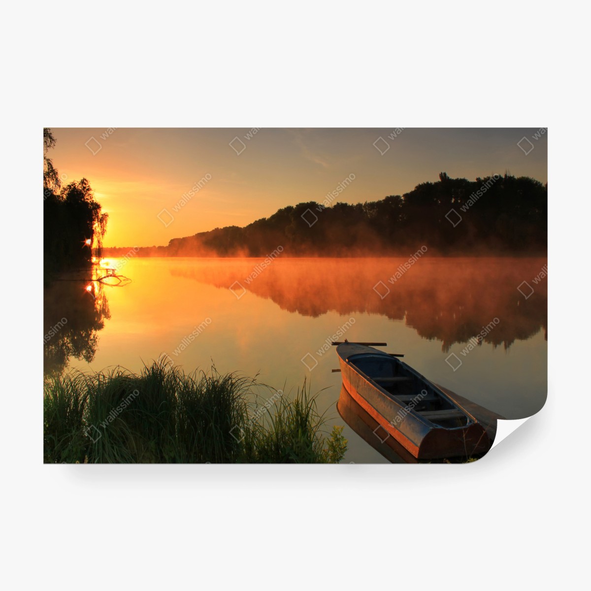 Papier peint barque au bord d'un lac brumeux un matin d'été – Wallnifity®