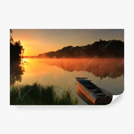 Papier peint barque au bord d'un lac brumeux un matin d'été – Wallnifity®