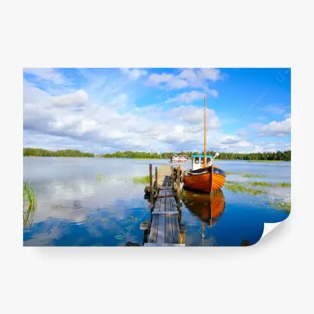 Papier peint bateau en bois amarré sur un lac tranquille – Wallnifity®