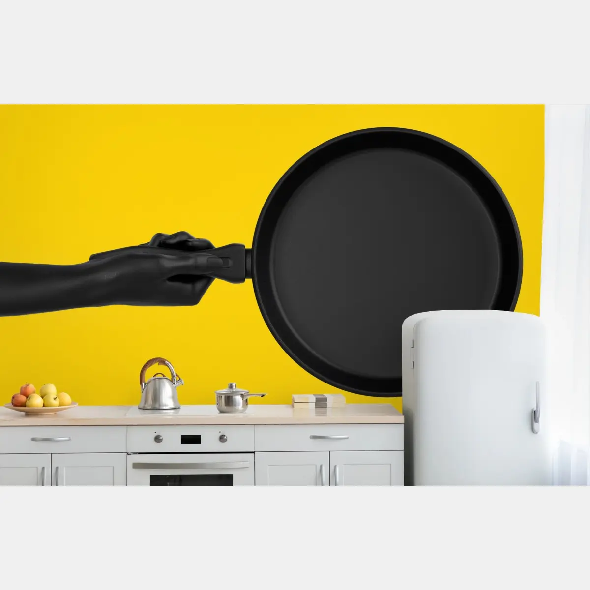 Papier peint poêle noire sur fond jaune minimaliste – Wallnifity®