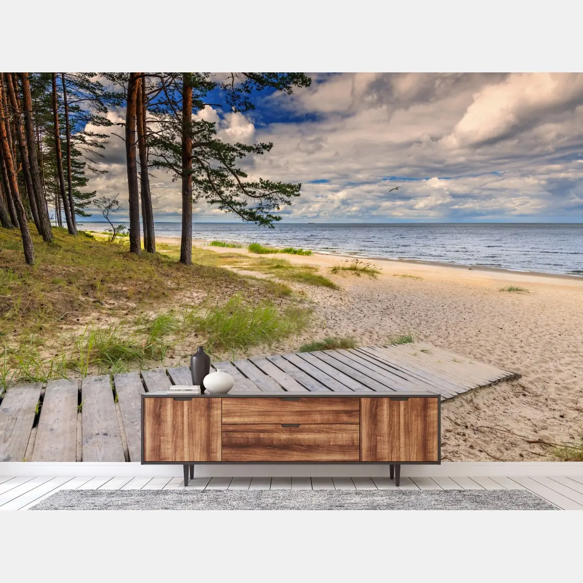 Papier peint paysage côtier paisible avec pins et passerelle – Wallnifity®