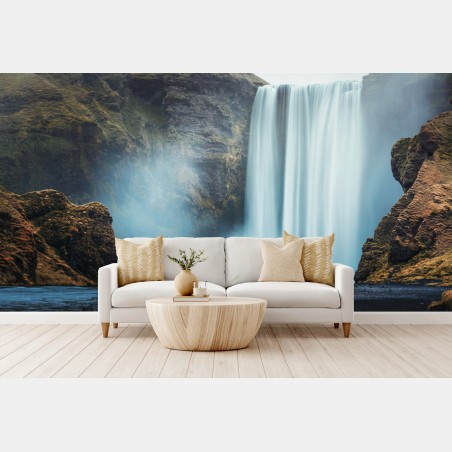 Papier peint cascade majestueuse sur falaises brumeuses – Wallnifity®
