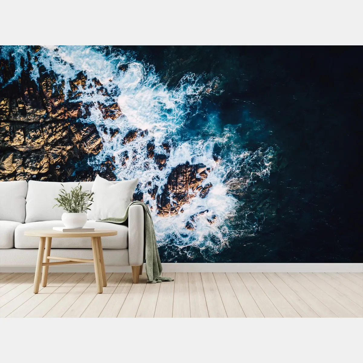 Papier peint vagues puissantes sur côte rocheuse – Wallnifity®
