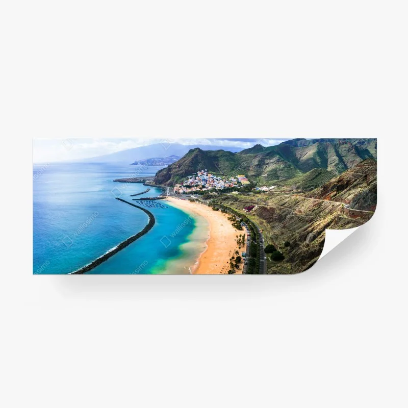 Papier peint rêve côtier : plage dorée et falaises verdoyantes – Wallnifity® Papier peint rêve côtier : plage dorée et falaises verdoyantes – Wallnifity®