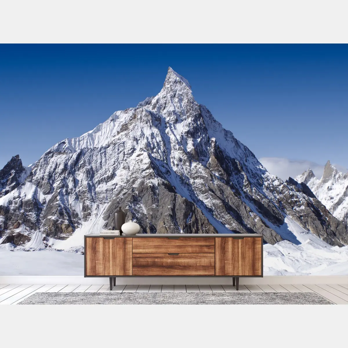 Papier peint sommet alpin enneigé sous un ciel bleu profond – Wallnifity®