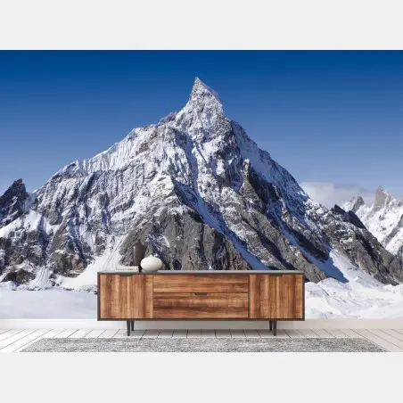 Papier peint sommet alpin enneigé sous un ciel bleu profond – Wallnifity®