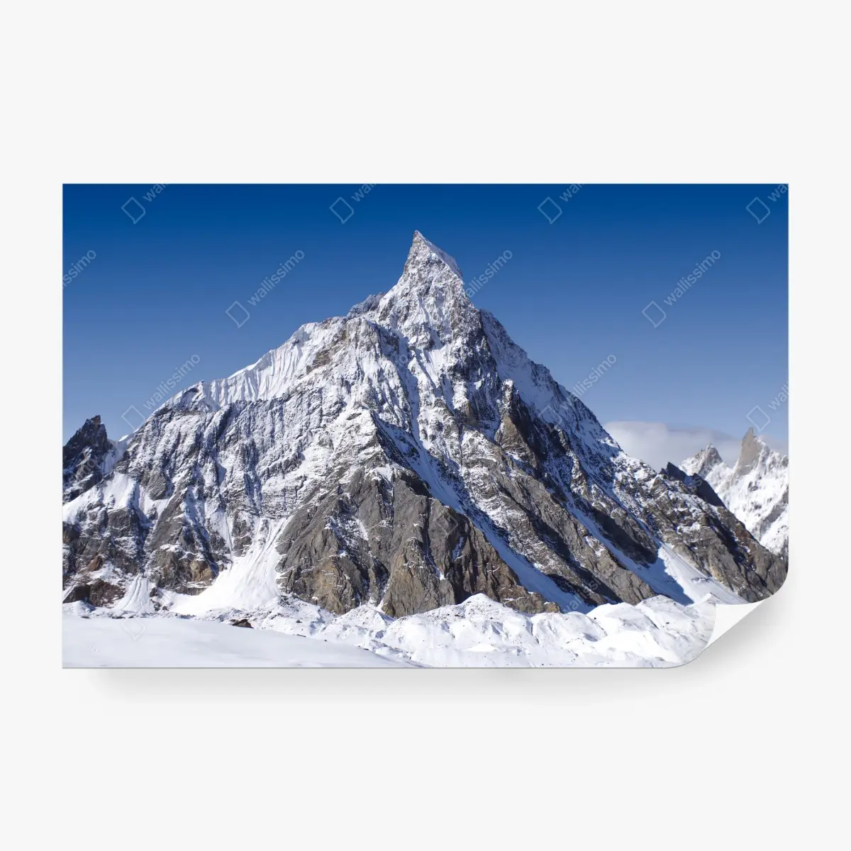 Papier peint sommet alpin enneigé sous un ciel bleu profond – Wallnifity®