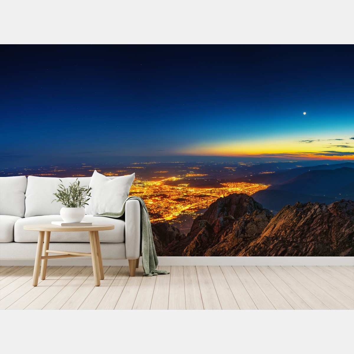 Papier peint panorama nocturne de Sliven depuis la montagne – Wallnifity®
