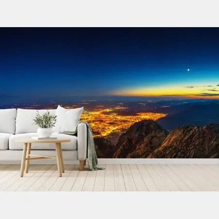 Papier peint panorama nocturne de Sliven depuis la montagne – Wallnifity®