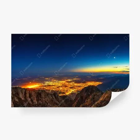 Papier peint panorama nocturne de Sliven depuis la montagne – Wallnifity®