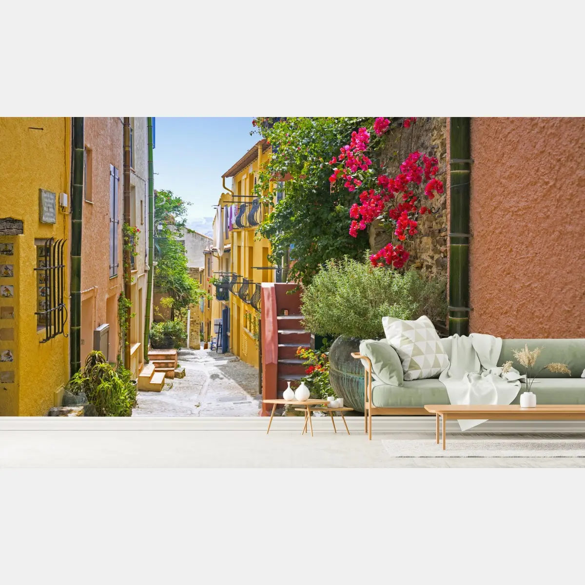 Papier peint ruelle méditerranéenne ensoleillée aux maisons colorées – Wallnifity®