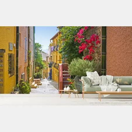 Papier peint ruelle méditerranéenne ensoleillée aux maisons colorées – Wallnifity®