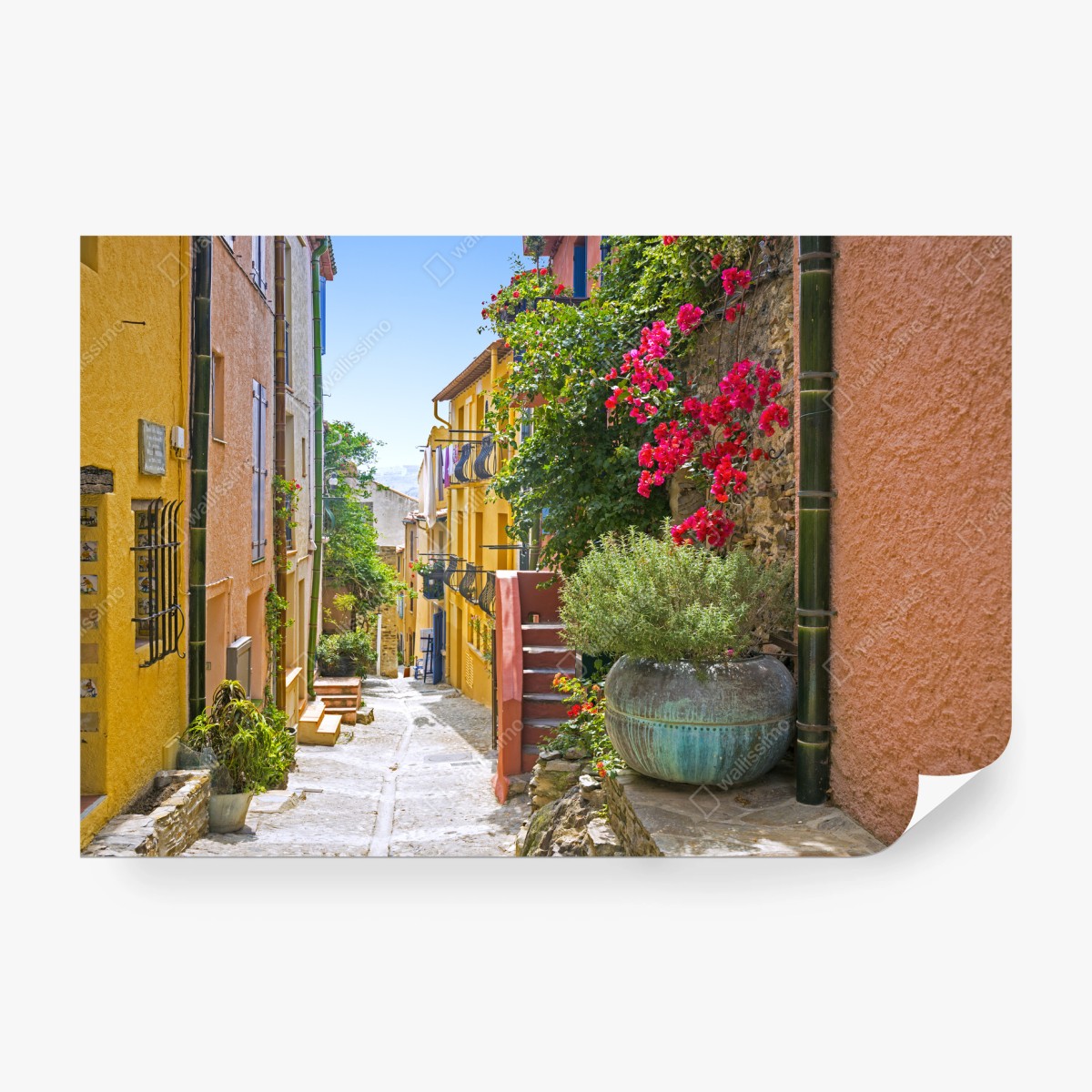 Papier peint ruelle méditerranéenne ensoleillée aux maisons colorées – Wallnifity®
