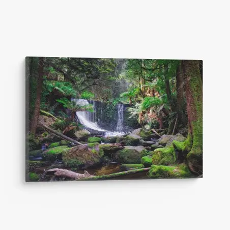 Tableau sur toile oasis de mousse et cascade en forêt – Wallnifity®