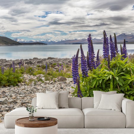 Papier peint LAC MONTAGNES LUPIN NATURE PAYSAGE POUR SALON – Wallnifity®